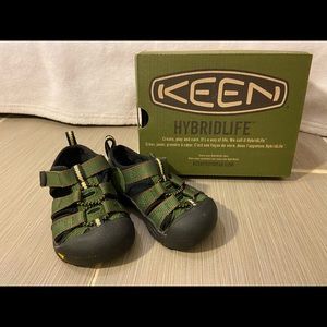 Size 5 green keen shoes